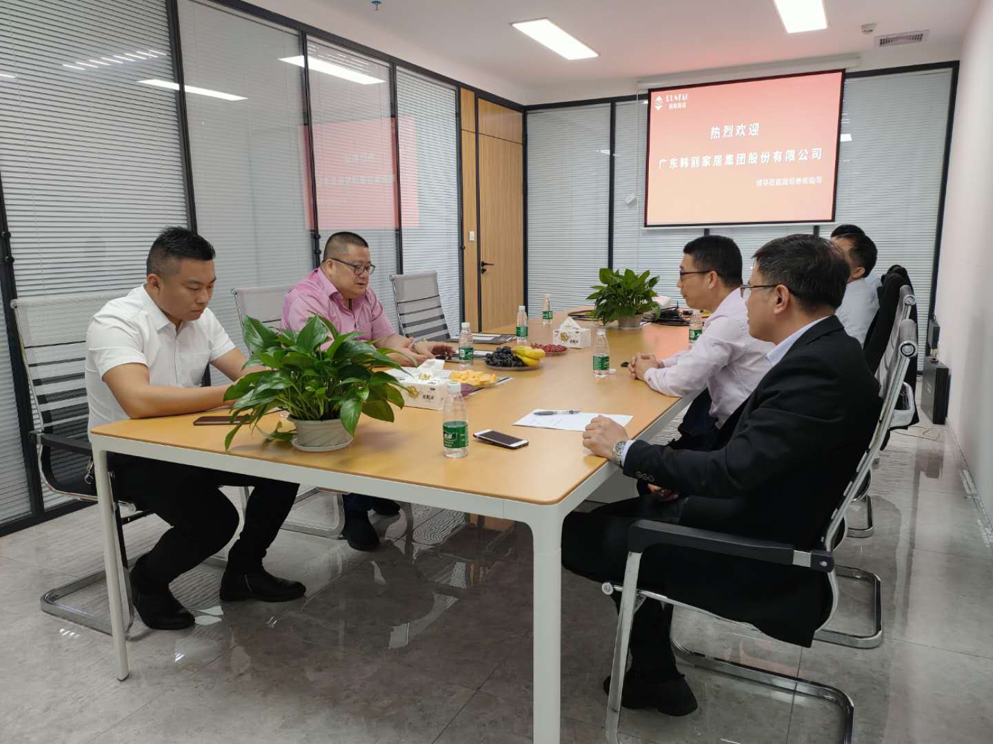 走進(jìn)潤陶 |韓麗家居董事長胡文權(quán)先生一行蒞臨潤陶陶瓷參觀考察